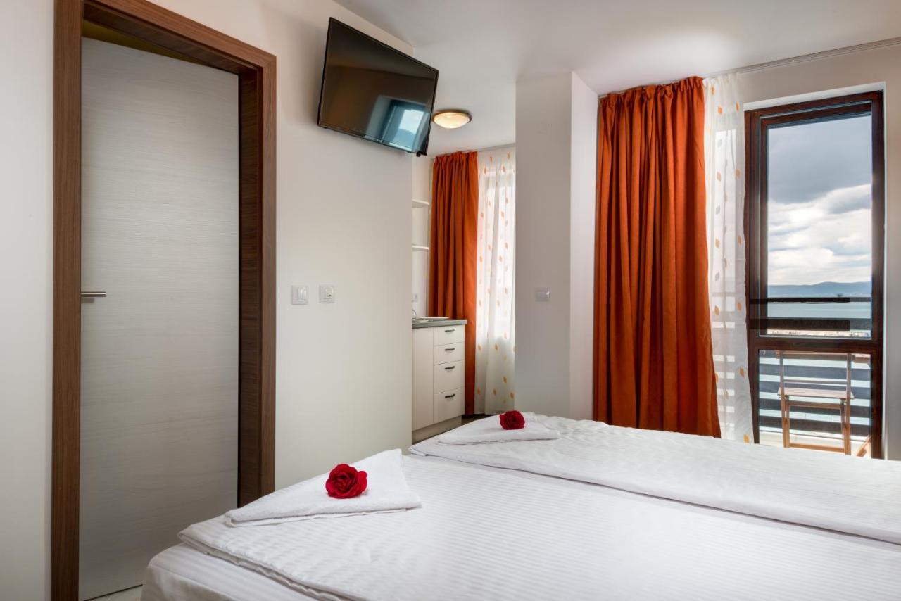 Panorama Blue Family Hotel And Free Parking 네세부르 외부 사진