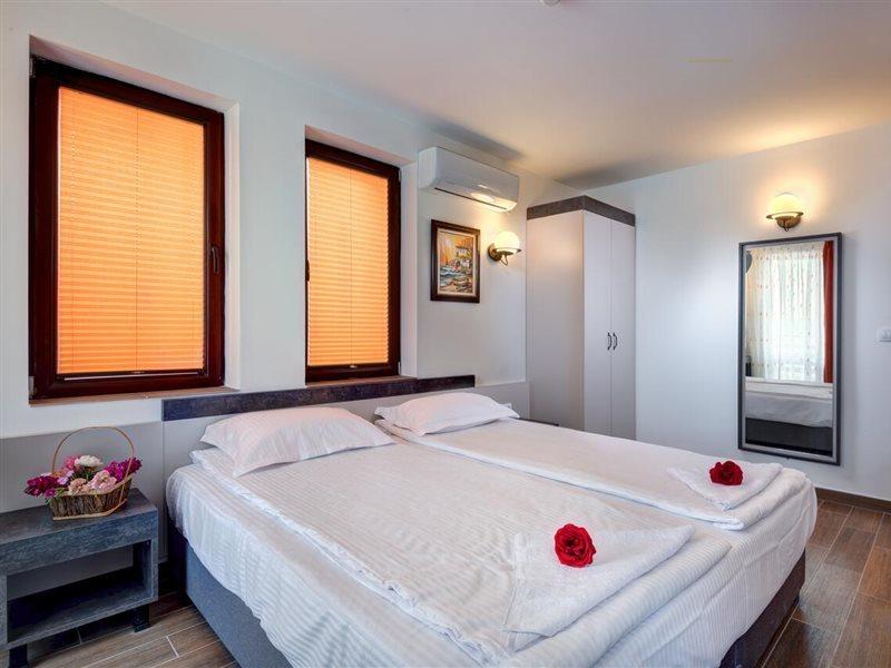 Panorama Blue Family Hotel And Free Parking 네세부르 외부 사진