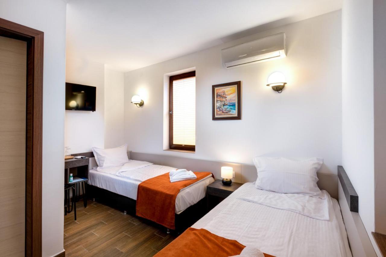 Panorama Blue Family Hotel And Free Parking 네세부르 외부 사진