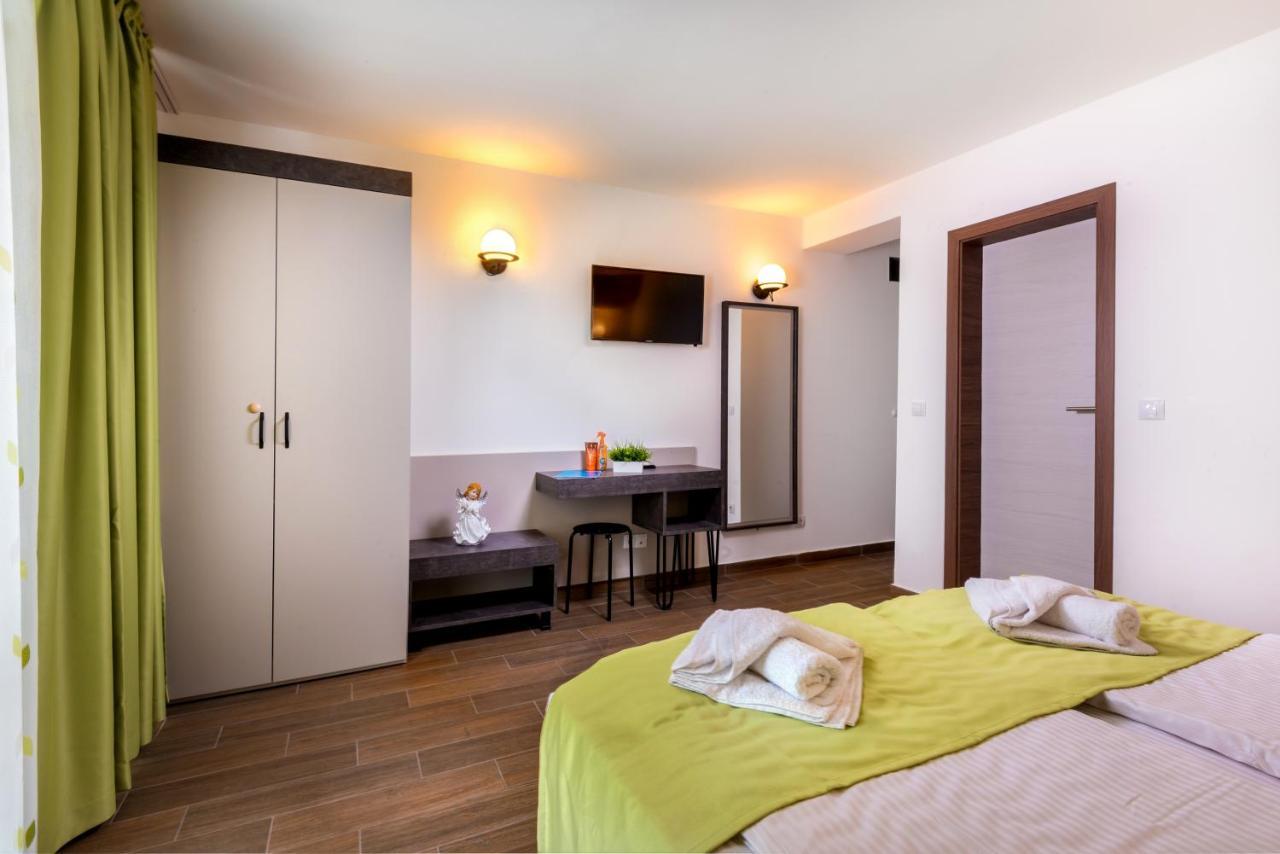 Panorama Blue Family Hotel And Free Parking 네세부르 외부 사진